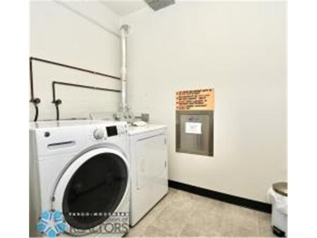 Building Photo - 1110 3rd Ave N