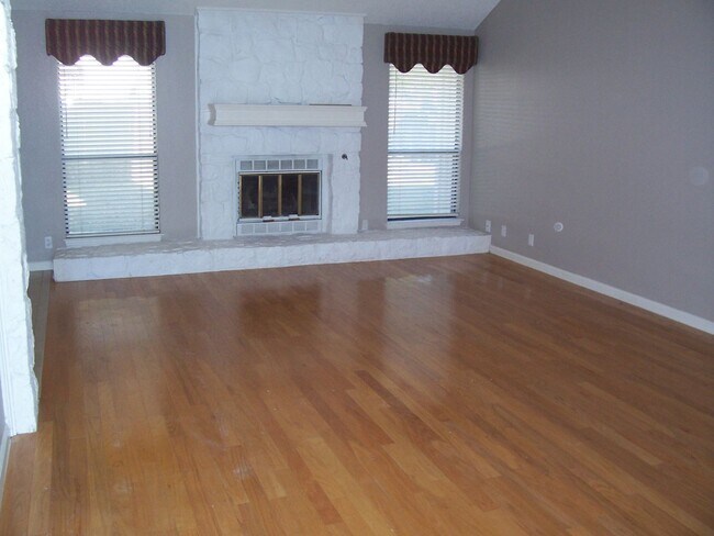 Building Photo - 410 Deepwood Dr