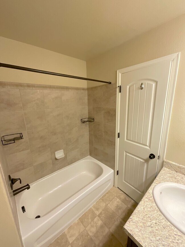 Building Photo - 3 Bedroom Townhome Available Near Dublin B...