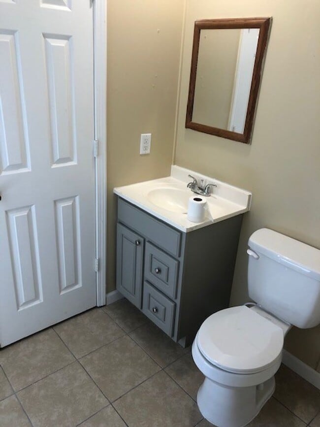 Building Photo - Recently Renovated 2 Bedroom 1 Bath Apartm...