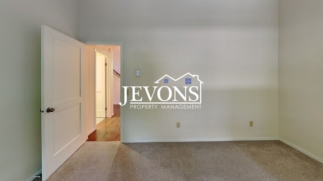 Building Photo - Top-floor 2-level condo with brand-new kit...