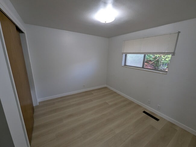 Building Photo - 186 E 700 N