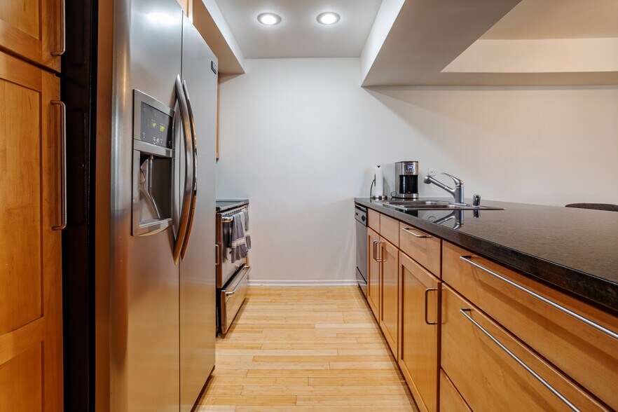 Building Photo - 740 N Kings Rd