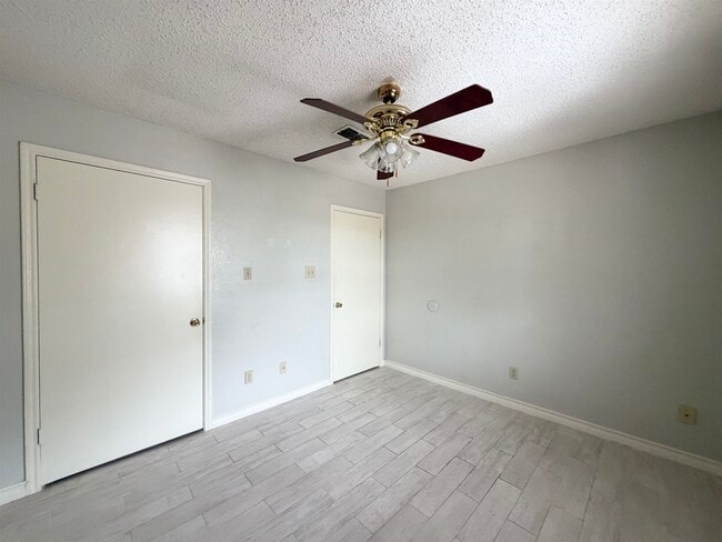 Building Photo - 216 E Cherry Ln