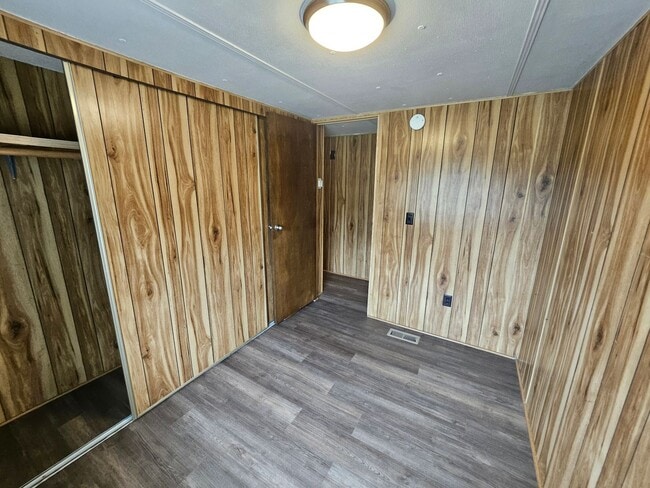 Building Photo - Charming 3BR/1BA in Eagle Creek – W/D, Yar...