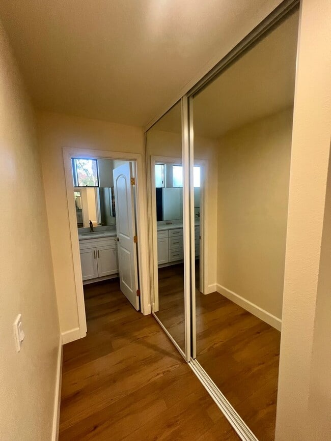 Building Photo - Thousand Oaks - 3 bedroom, 2.5 bath in the...