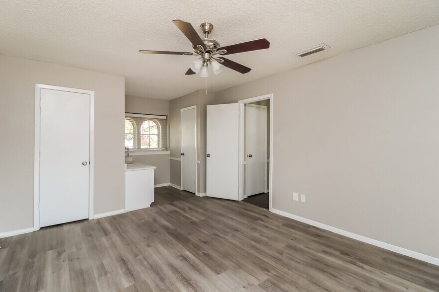 Building Photo - 5911 Woodsetter Ln