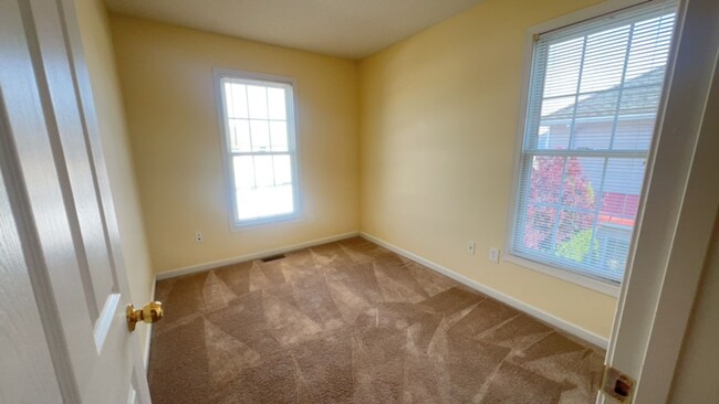Building Photo - Spacious 3-Bedroom End Unit in Liberty Squ...