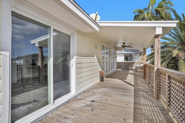 Building Photo - 539 Pompano St