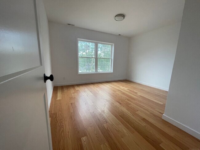 Building Photo - 350 Pleasantview Ave