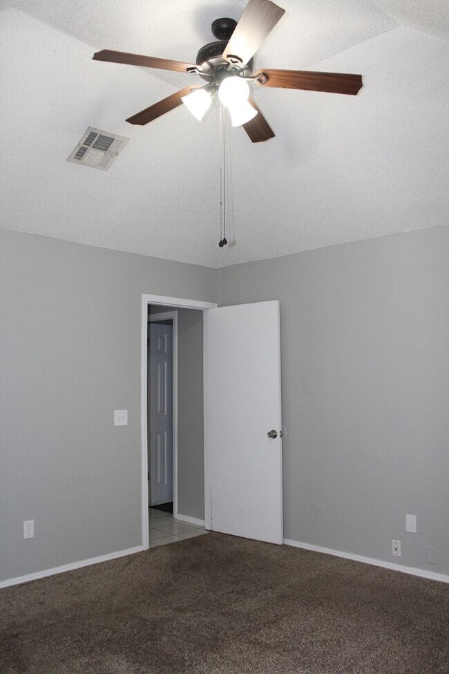 Building Photo - 3 bed 2 bath