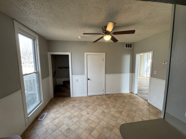 Building Photo - $1295 - 4 bed 1 bath - Single Family Home