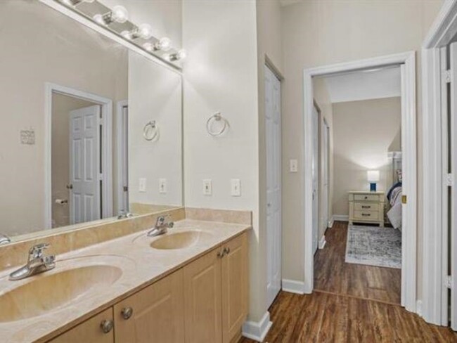 Building Photo - Three Bedroom Townhome in Southwood