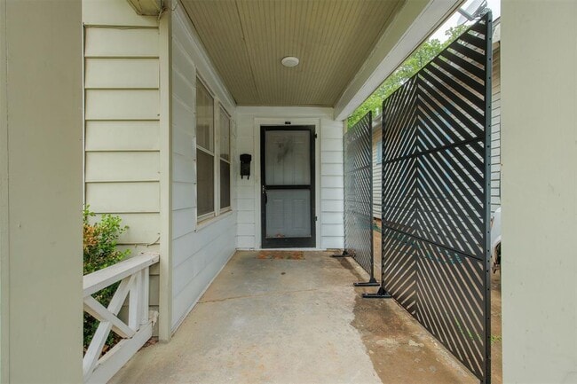 Building Photo - 2611 N Shartel Ave