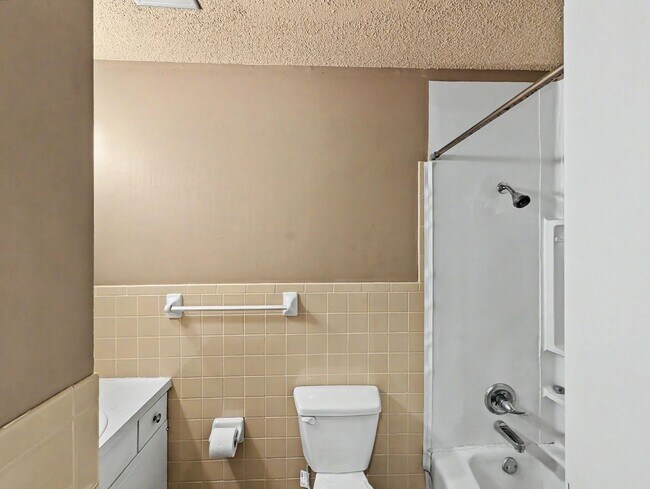 Building Photo - 16 Evesham Ln