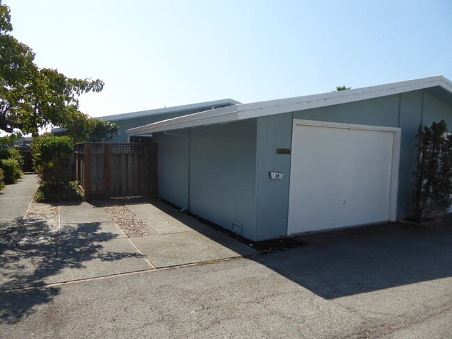 Building Photo - RARELY AVAILABLE TWO BEDROOM TWO BATH ONE ...