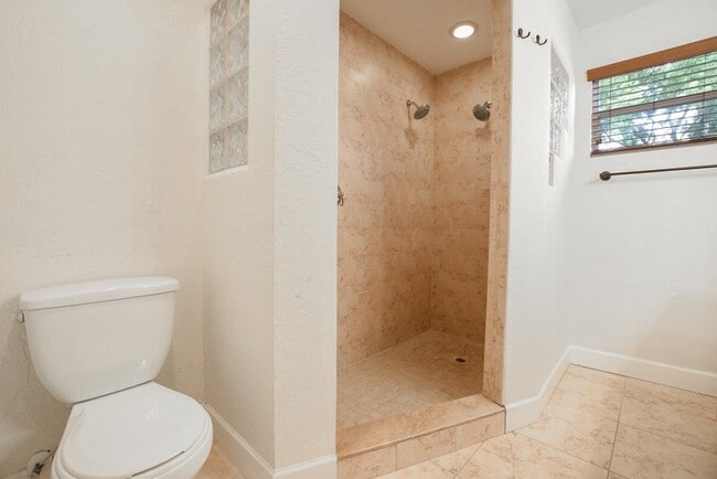 Building Photo - Charming 4/2 Colonial Town North Home with...