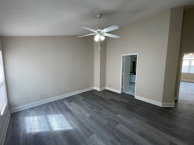 Building Photo - 4 Bedroom, 2 Bathroom Single Family Home