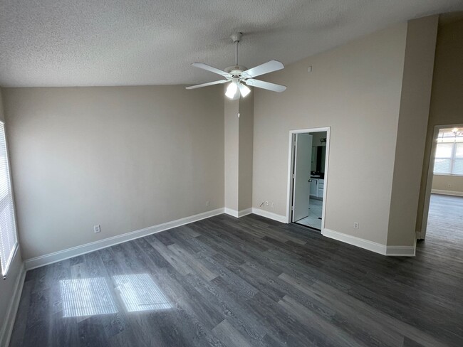 Building Photo - Available October 1st!  4 Bedroom, 2 Bathr...