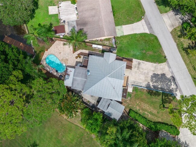 Building Photo - Lake Home