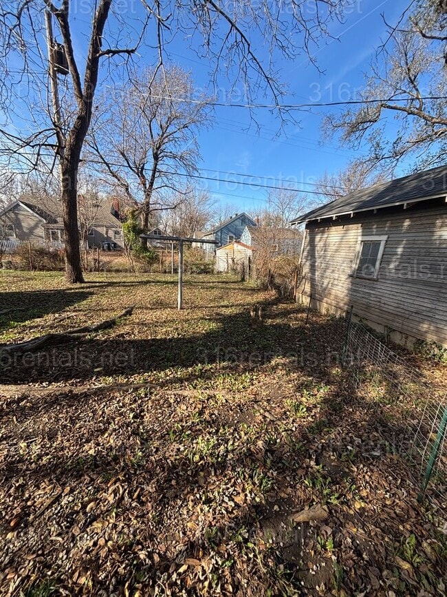 Building Photo - 2 bedroom 1 bath available NOW!