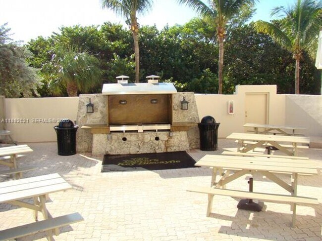 Building Photo - 1121 Crandon Blvd