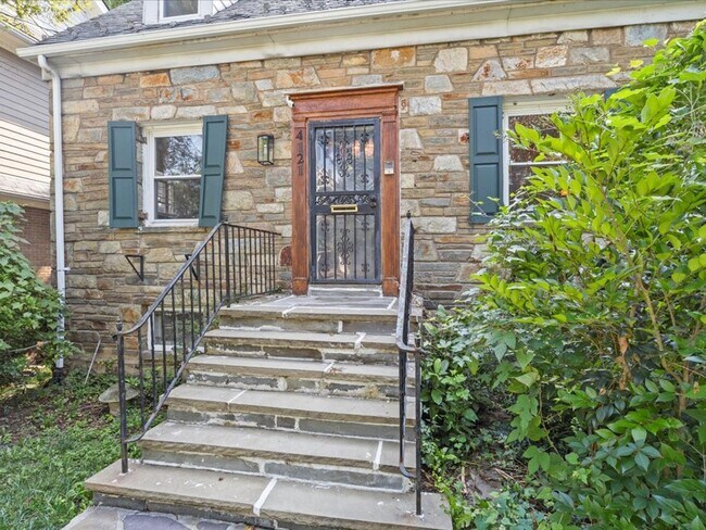 Building Photo - Vintage home with Modern finishes and fenc...