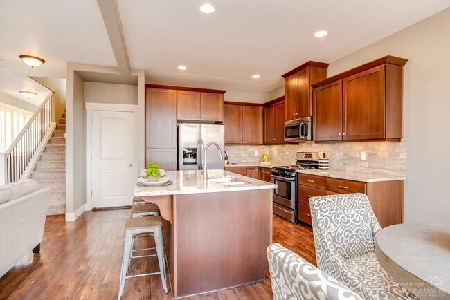 Building Photo - Townhome 4 blocks from the Old Mill