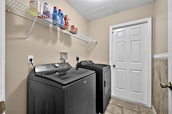 Building Photo - 61 Francis Ln