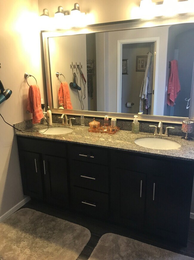 Building Photo - Gorgeous 4 bedroom home in Del Prado