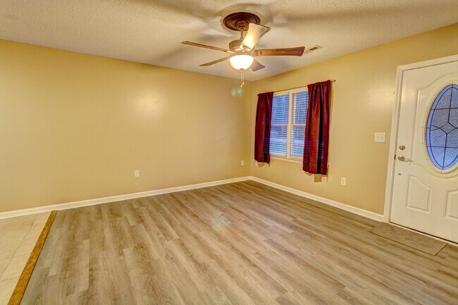 Building Photo - 334 Pine Ave