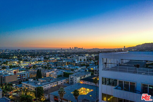 Building Photo - 7135 Hollywood Blvd