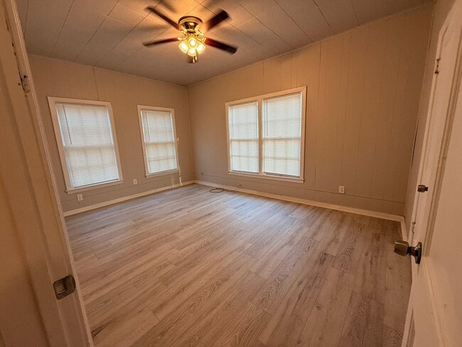 Building Photo - 603 College St