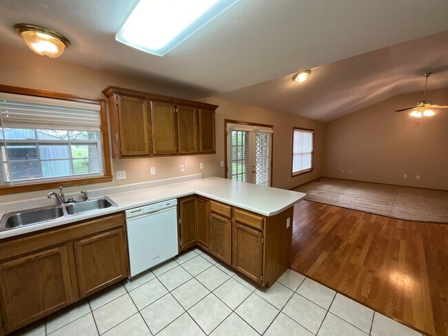 Building Photo - Beautiful Home on Private Setting