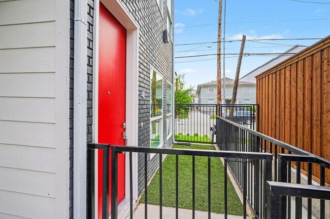 Building Photo - 2217 N Fitzhugh Ave