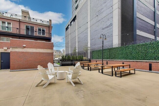 Building Photo - 360 W Illinois St