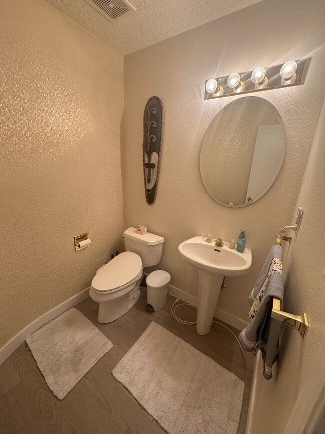 Building Photo - Fully Updated 3BR/2.5BA in Desirable Lampl...