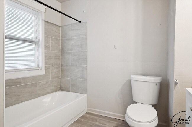 Building Photo - $1250 3 bedrooms
