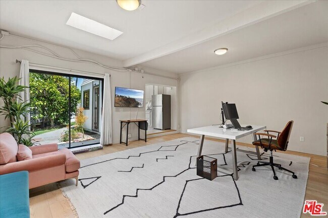 Building Photo - 459 Kings Rd