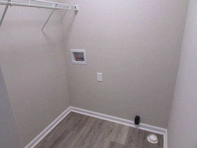 Building Photo - Charming 2BD/1BA Garden-Style Apartment