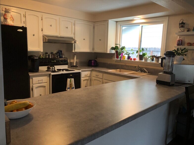 Building Photo - 228 Teakwood Dr