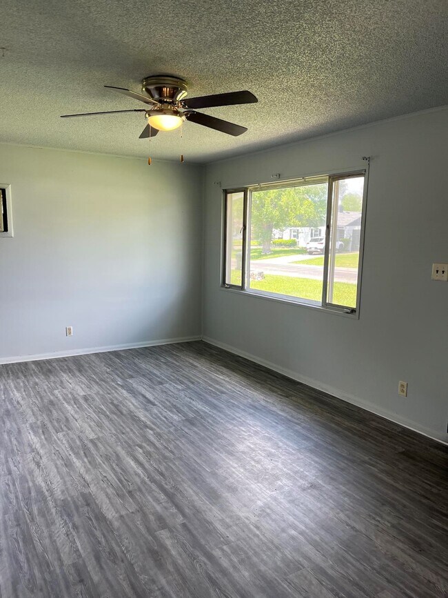Building Photo - 206 Lindenwood-