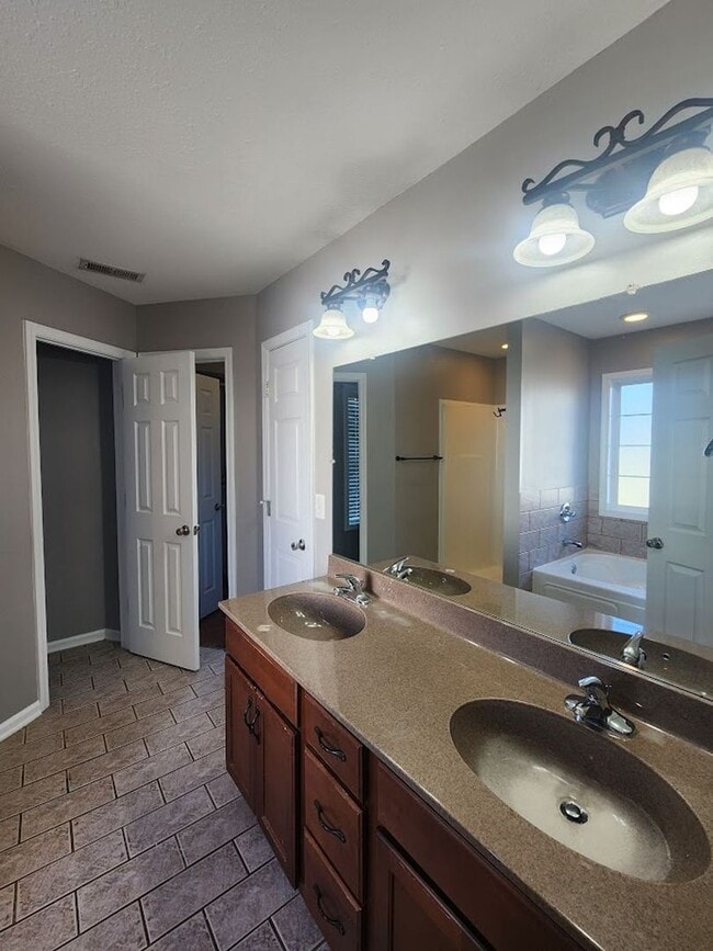 Building Photo - $2500 - 5 Bedrooms 3 Baths + Bonus Room