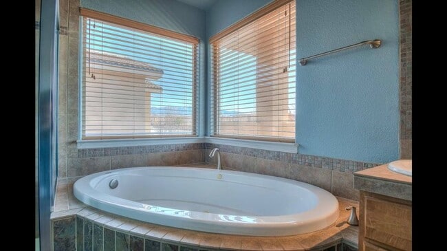 Building Photo - Available Now! Beautiful 3 Bedroom/2 Bathroom Home in Northeast Albuquerque