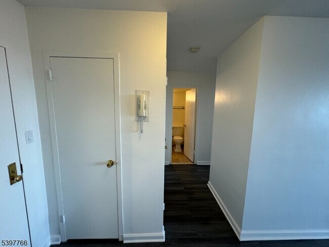 Building Photo - 285 Aycrigg Ave