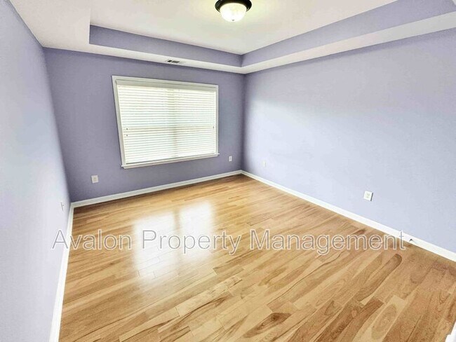 Building Photo - 2435 Manor View