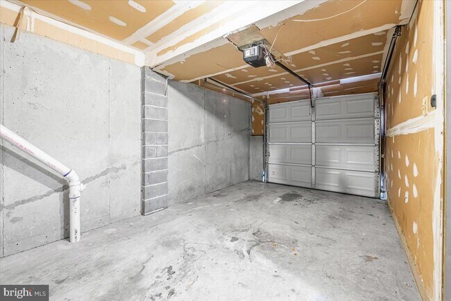 Building Photo - 11304 Southlakes Dr