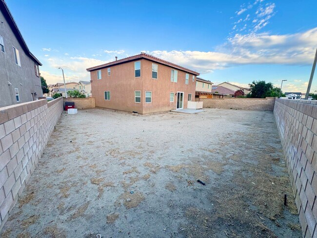 Building Photo - Spacious 5 bedroom home