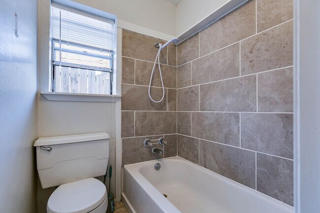 Building Photo - 1425 Austin St