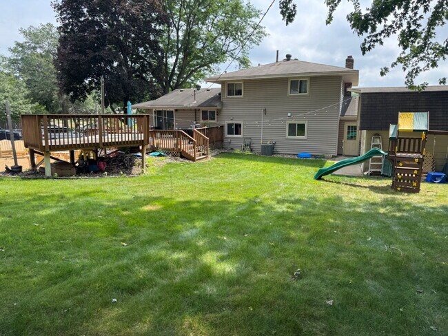 Building Photo - "Experience Elegant Living: 4-Bed Home with Granite Touches & Cozy Fireplace in Cottage Grove!"